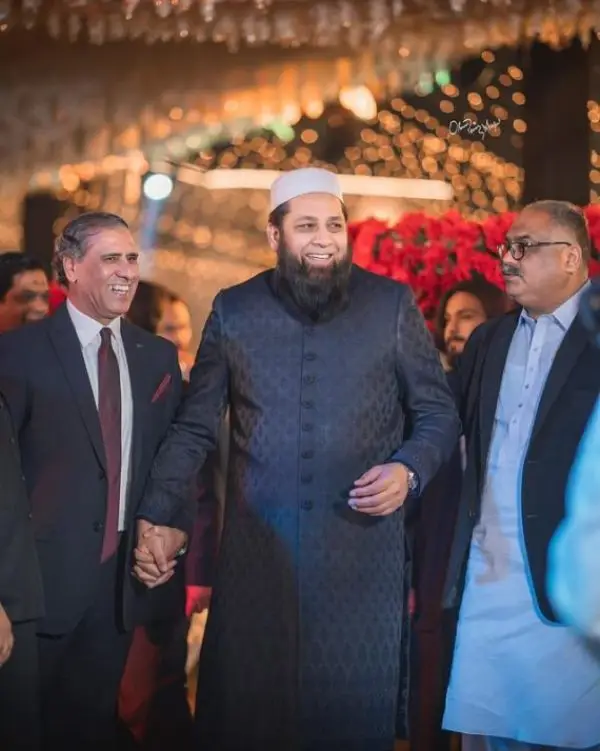 Inzamam Ul Haq with his friends