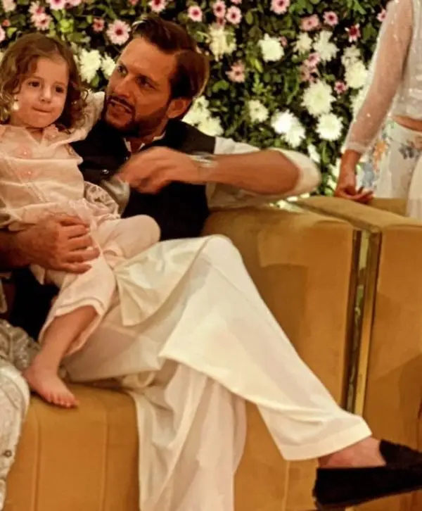 A picture of Shahid Khan Afridi with her daughter