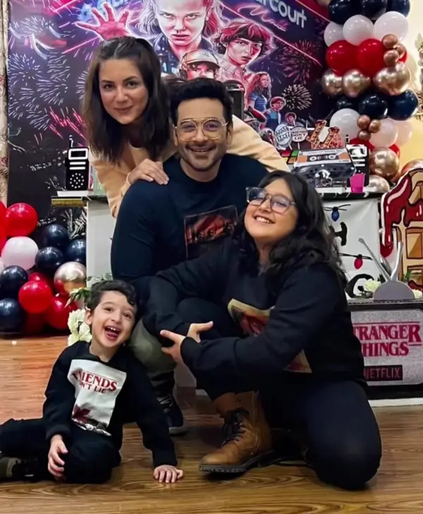 A family picture of the actor as they celebrating the birthday party