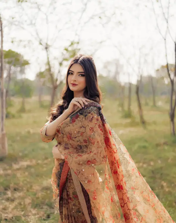 The fiancee of Haris Rauf, Muzna Masood, poses in a gorgeous saree
