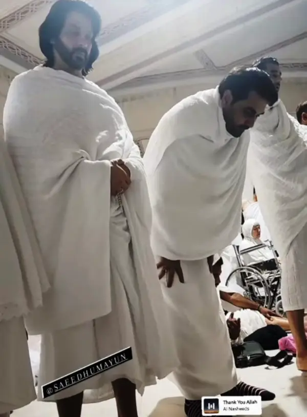 An image of the actor with his brother offering Namaz in Masjid e Nabwai (SAWW).