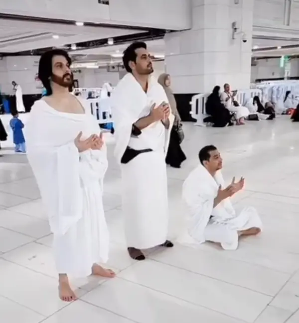 Another image of the actor with his brothers offering Namaz in Masjid e Nabwai (SAWW).