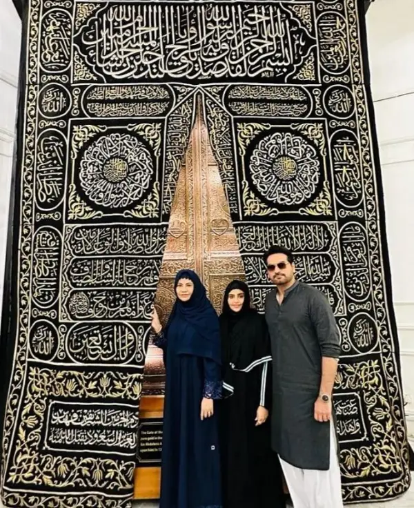An image of the actor with his wife and sister in Masjid e Nabwai (SAWW).