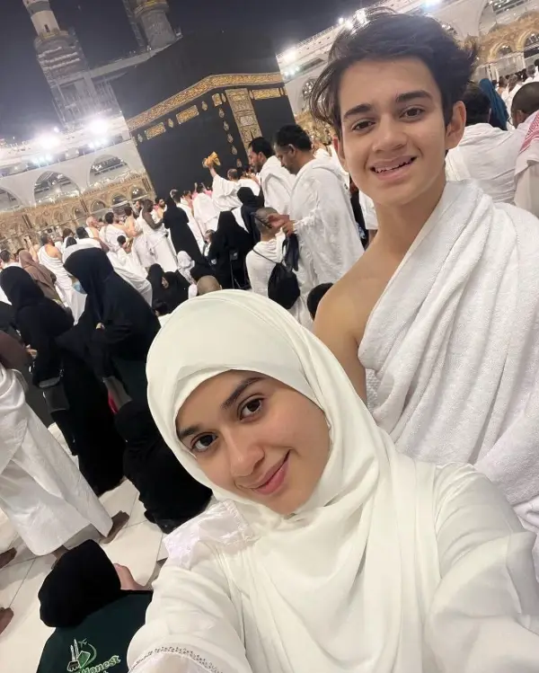 In this picture, the actress is seen wearing ihram while standing with her brother Ayaan