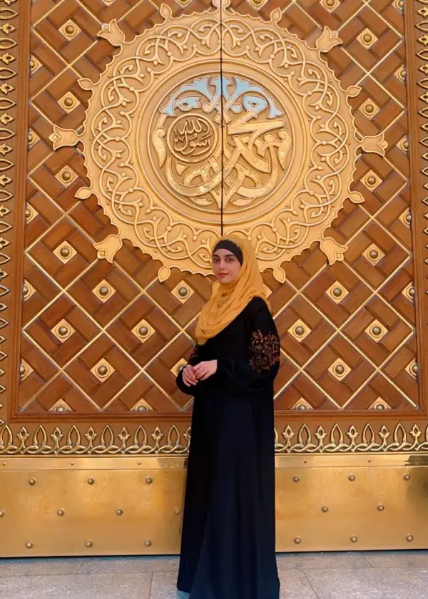 A picture of Maya Ali visiting the Masjid e Nabwi (SAWW)