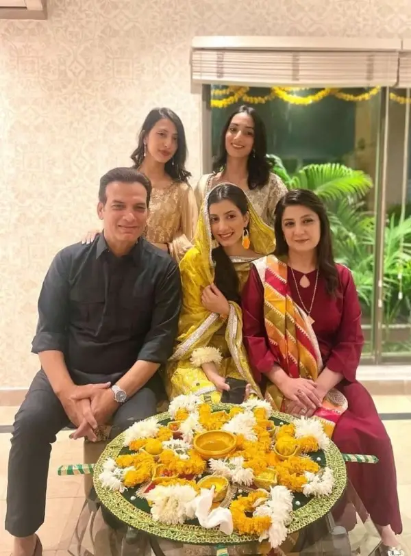 Nasmiya Sheikh poses with her all family members