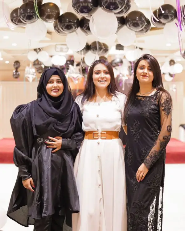 An image illustration of Sehar Hayat with her sisters