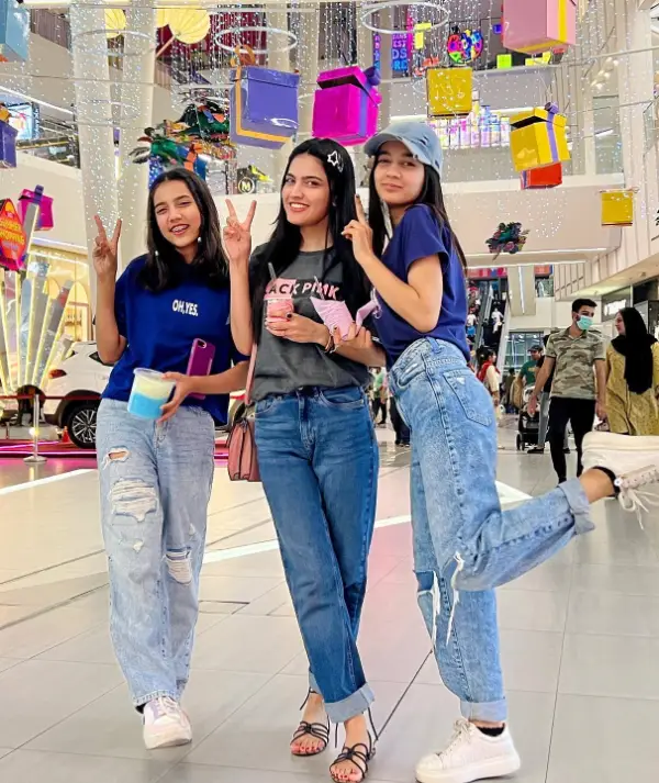 An image illustration of her in a mall with her three sisters 