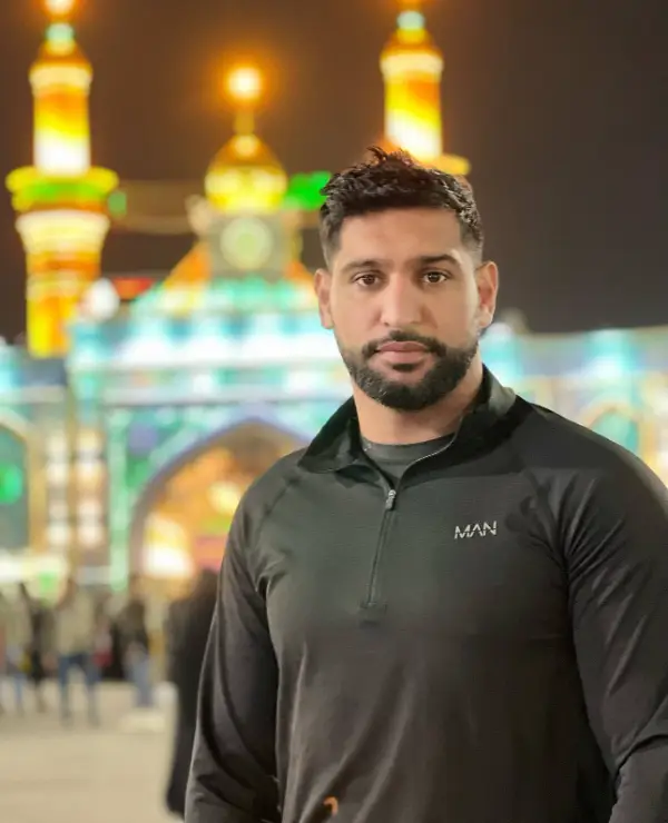 An image illustration of boxer Amir Khan standing at the shrine of Hazrat Imam Hussain R.A. in Karbala