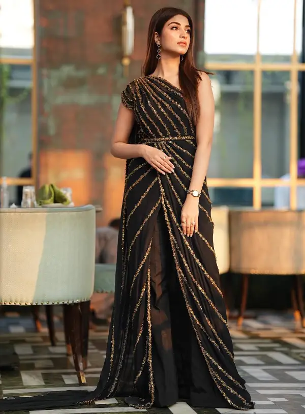 Kinza Hashmi is a Vision of Elegance in a Stunning Black Saree