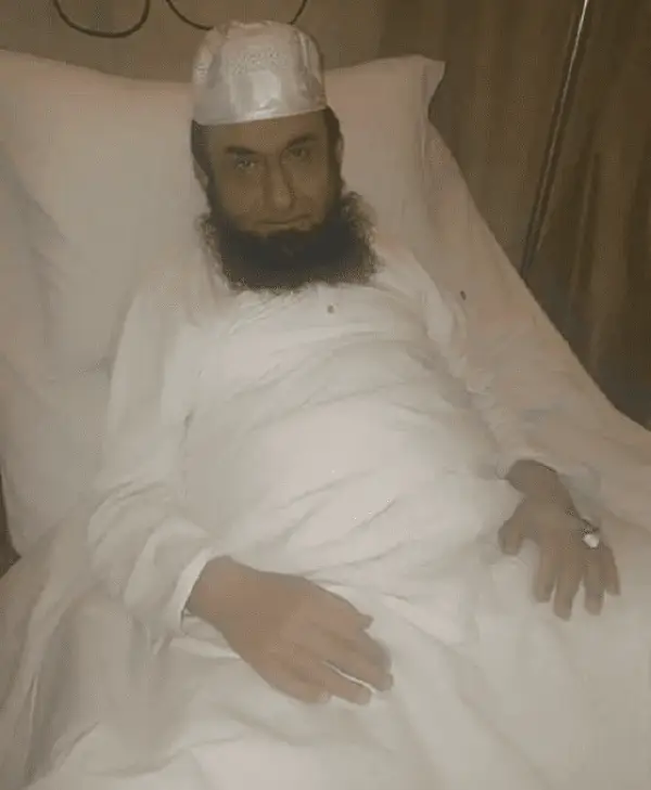 A latest picture of Tariq Jamil taken at the Canadian hospital