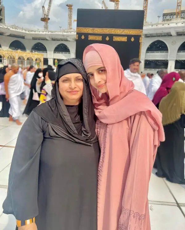 In front of Khana Kaaba, the mother-daughter duo can be seen