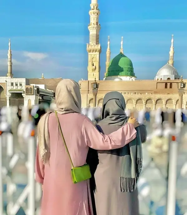 In Masjid Nawbi (SAWW), mother and daughter can be seen in a picture.