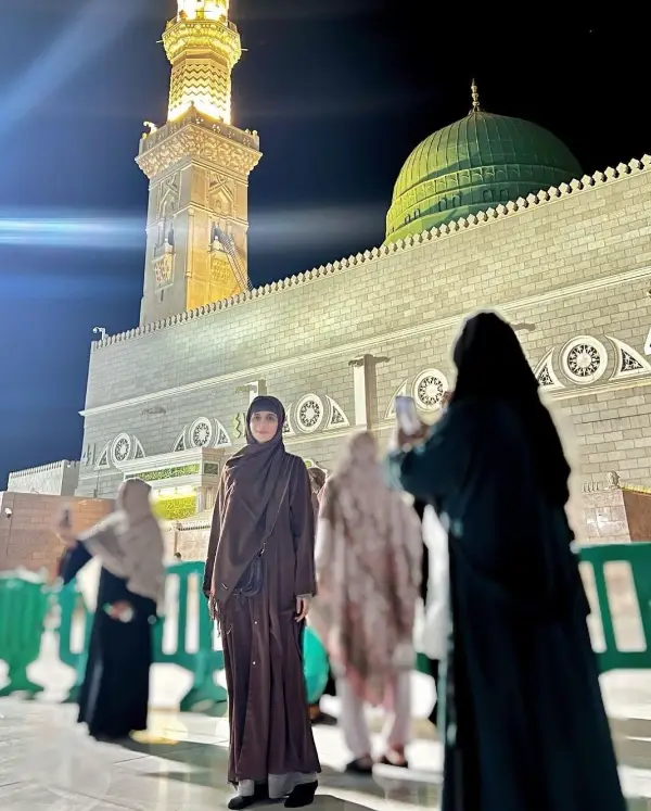 Mawra Hocane and her Mother Razia Makhdoom Performed Umrah Together [Pictures]