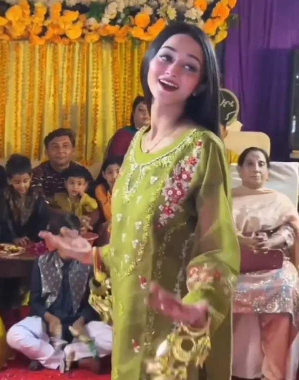 A photo of viral girl Ayesha dancing to the song Mera Dil Ye Pukare Aja