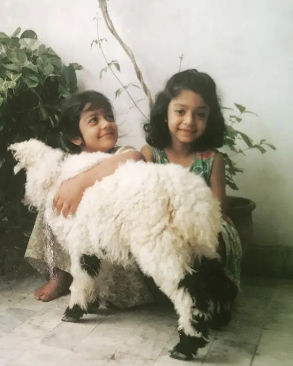 Here's a photo of the actress and her sister Sarah Khan from their childhood