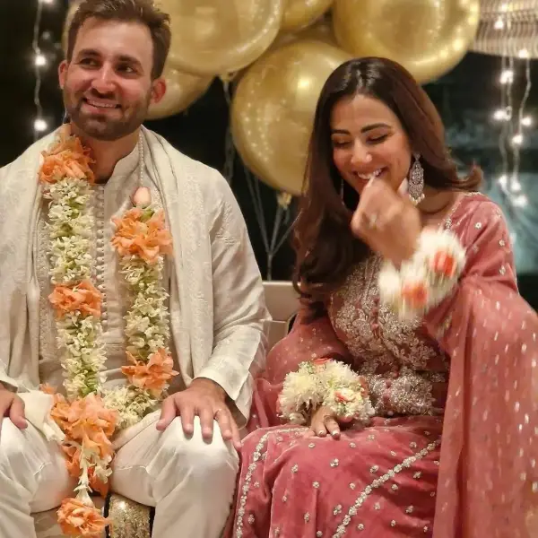 A picture of Ushna Shah with her fiance Hamza Amin during their engagement ceremony
