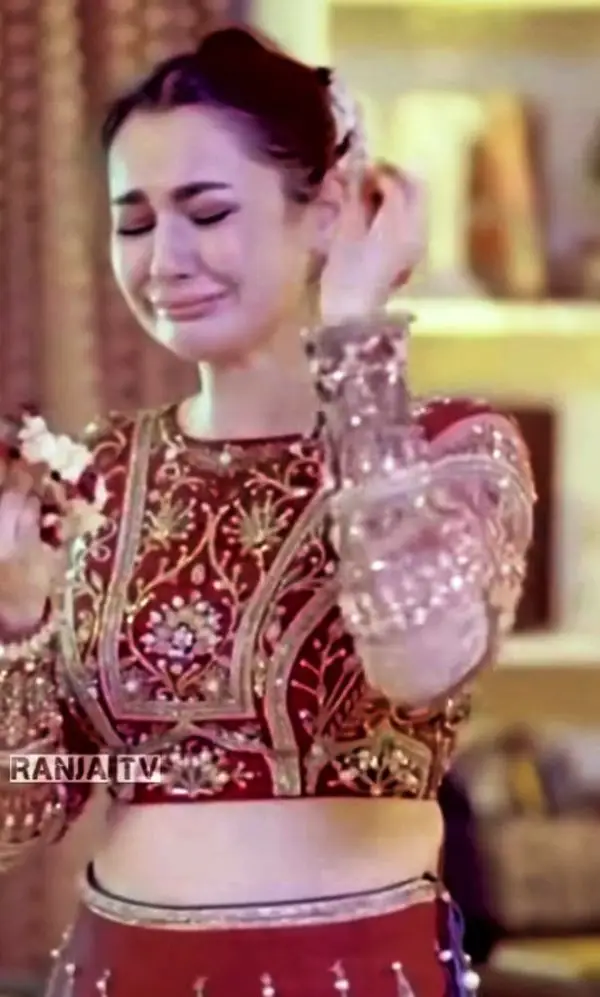 Hania Aamir's Dress in Mujhe Pyaar Hua Tha Sparks Criticism