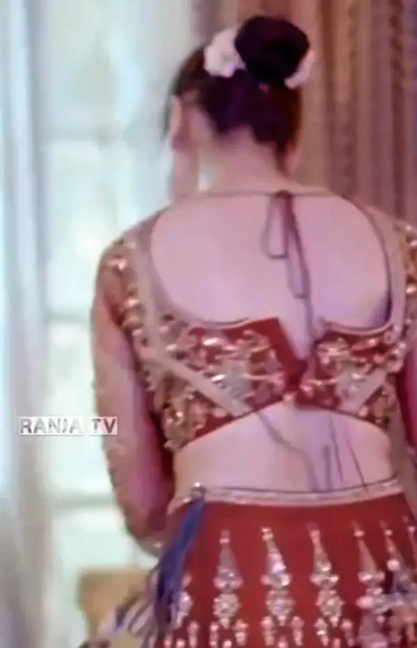 Hania Aamir's Dress in Mujhe Pyaar Hua Tha Sparks Criticism
