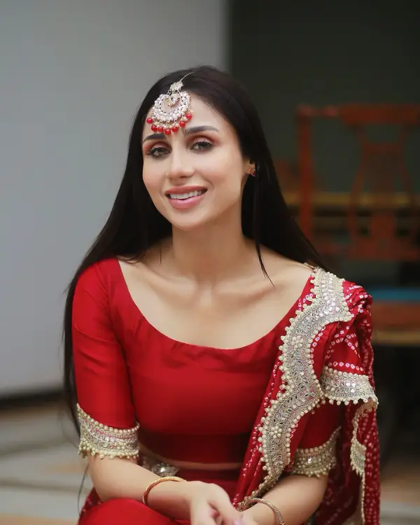 A picture of the lead actress Mashal Khan in her role as Maya in Kacha Dhaga