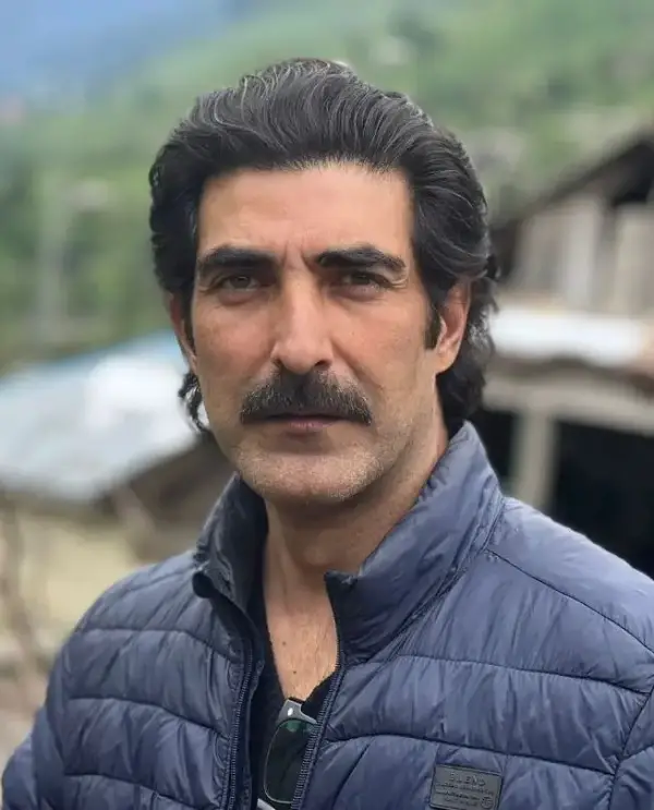 A picture of the actor Shamil Khan poses on set of the drama