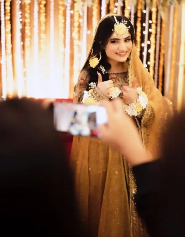Ducky Bhai wife Aroob Jatoi poses for a picture at her mehndi ceremony