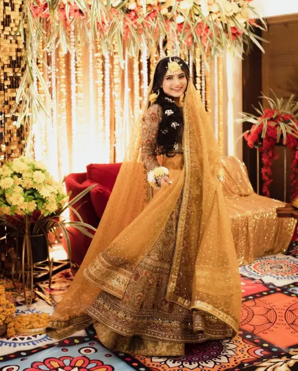 Aroob Jatoi stunning look in golden gown
