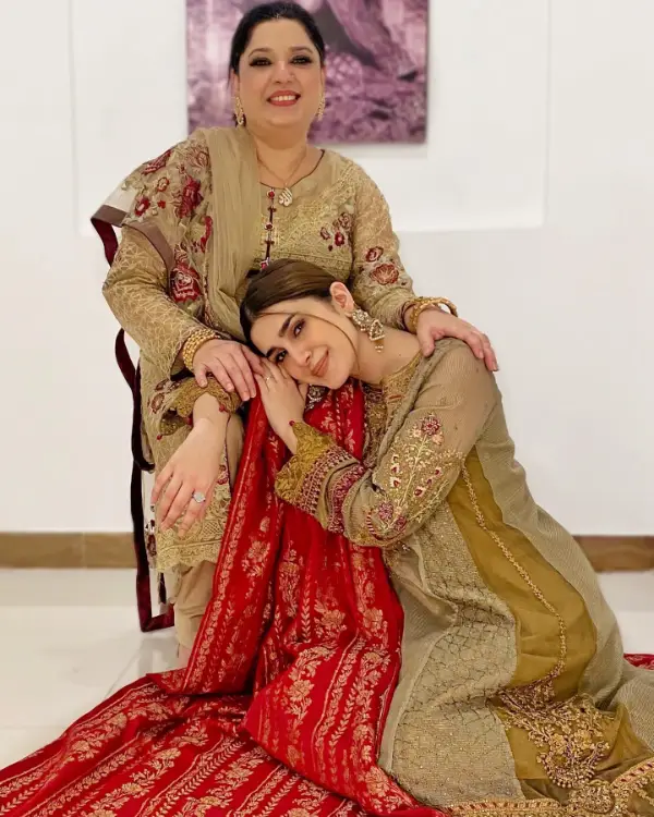 A beautiful picture of Kubra Khan and her mother wearing the same outfits