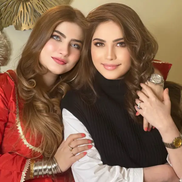 A beautiful picture of Neelam Muneer with her sister Shaiz Khan