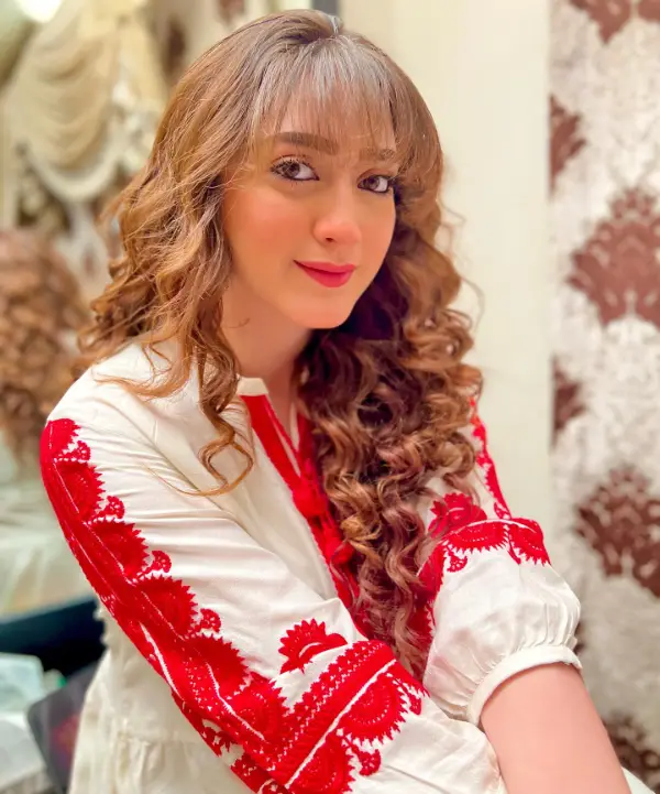 A picture of actress Momina Iqbal playing Mehreen in Samjhota