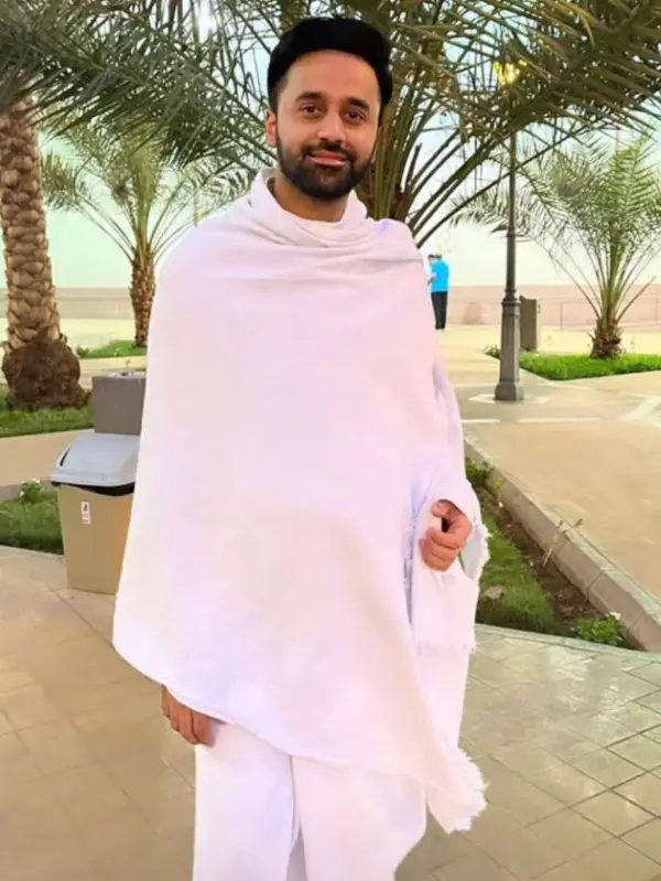 Waseem Badami Umrah Pictures with His Mother and Son