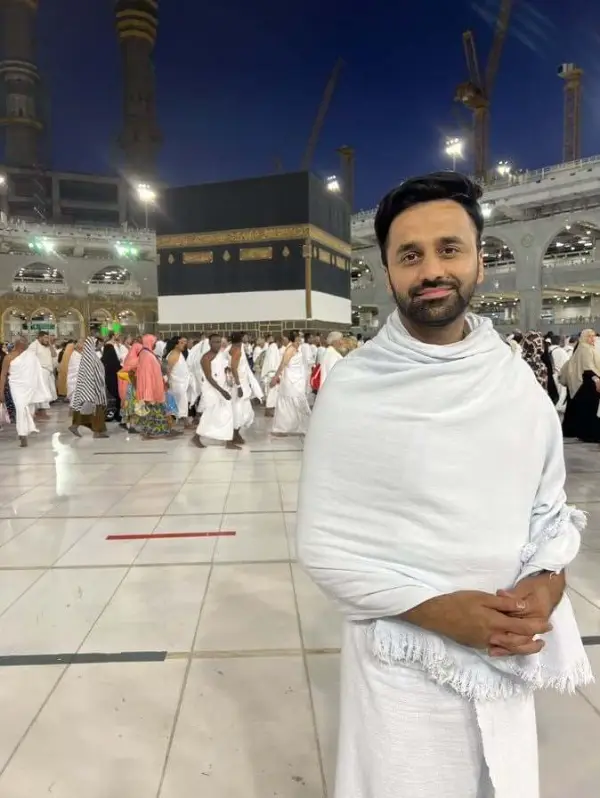 He is wearing ihram in this picture