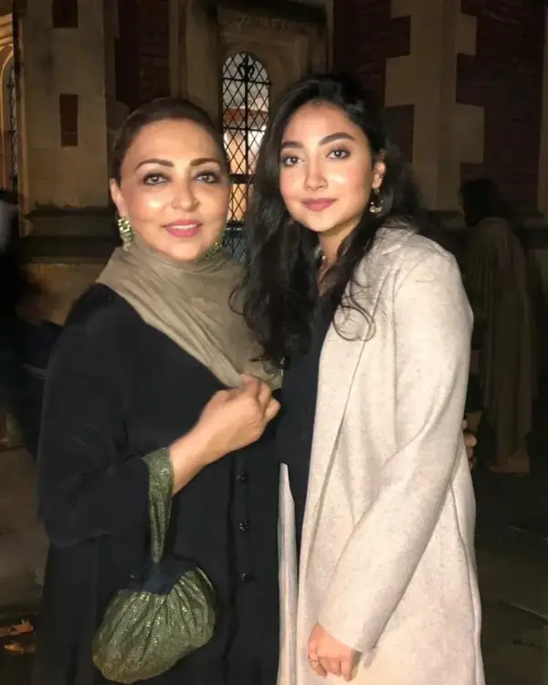 Azra Mohyeddin with her pratty daughter