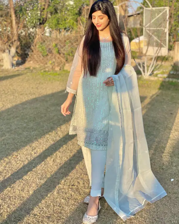 Mawra Hocane Lights Up Fans' Feeds with Sun-Kissed Pictures
