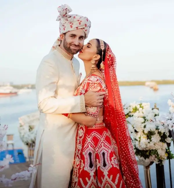 Ushna Shah Wedding Pictures with Husband, Family & Friends