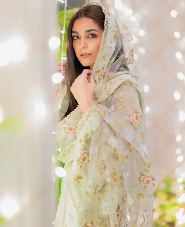 Here is a picture of Maya Ali playing Kaneez in Yunhi