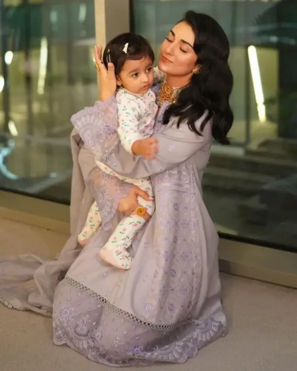 Sarah Khan Shares Adorable Pictures of her Daughter Alyana Falak