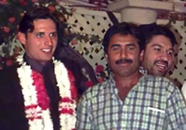 In the picture, the cricketer is seen with his fellow cricketer Javed Miandad at his wedding ceremony