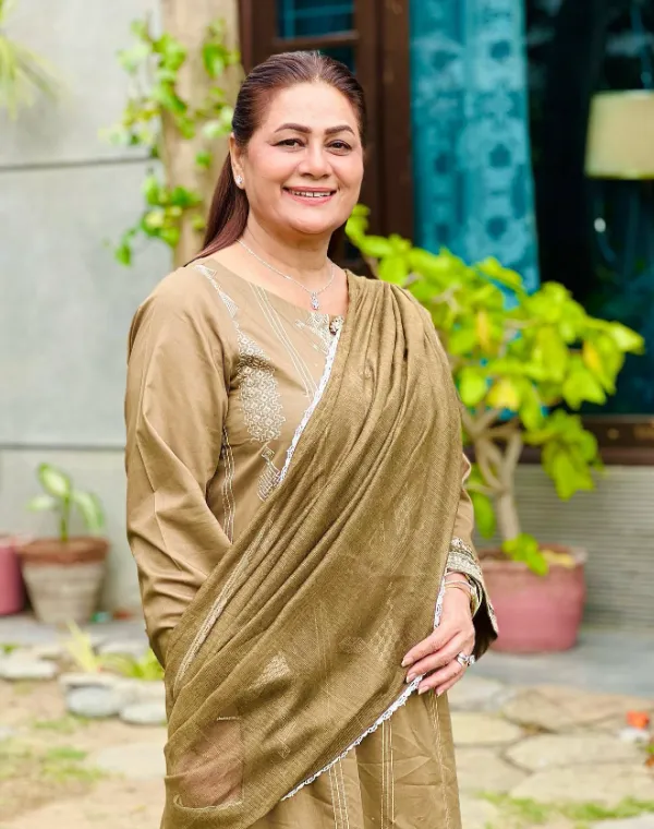 Actress-nida-mumtaz-as-rohail’s-mother