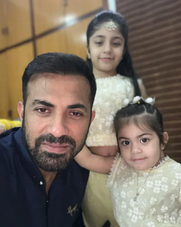 Wahab Riaz with his daughters