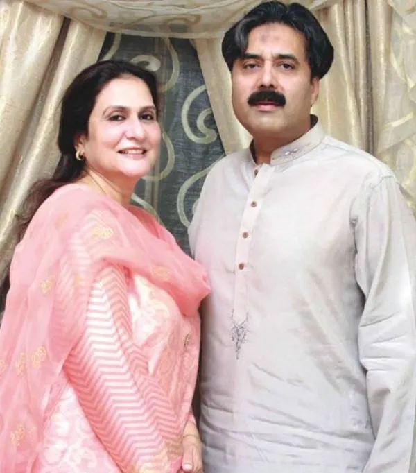 Aftab Iqbal with his wife Nasreen Aftab