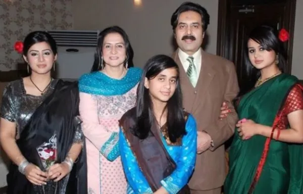 Ayesha Noor Iqbal with her sisters