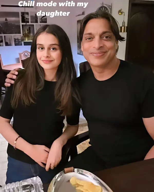 Shoaib Akhtar with his Daughter 