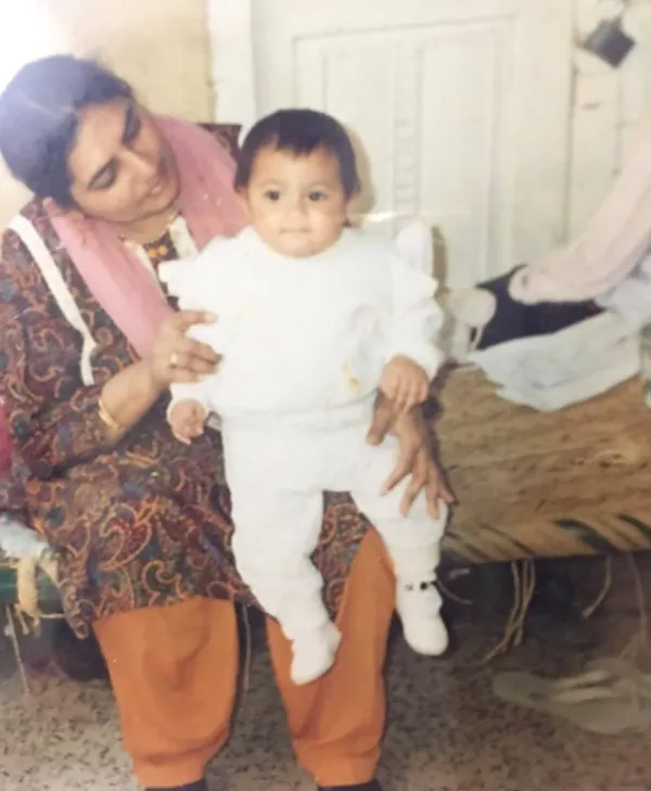 a-picture-of-Hina-Chaudhry-with-her-mother