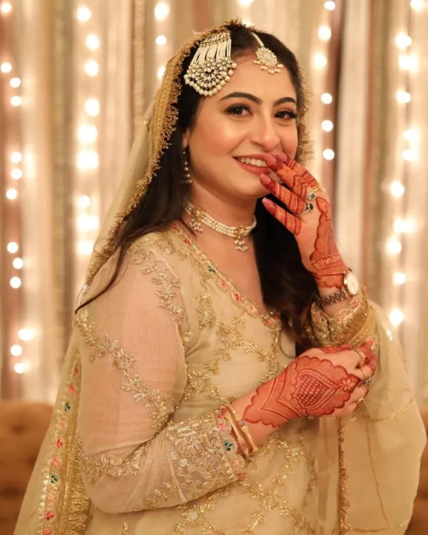 rahma-khan-poses-for-the-camera-at-her-walima-ceremony