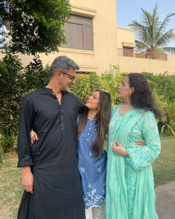 zainab-raza-with-her-father-and-mother