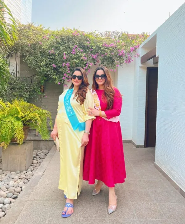 Minal Khan Stunning Baby Shower Pictures with Family