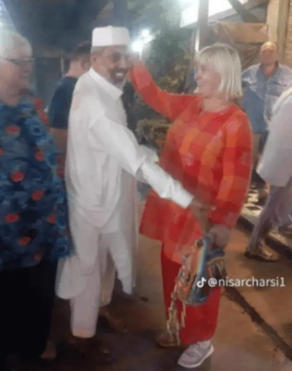 Nisar Charsi Tikka Owner entertaining tourists 
