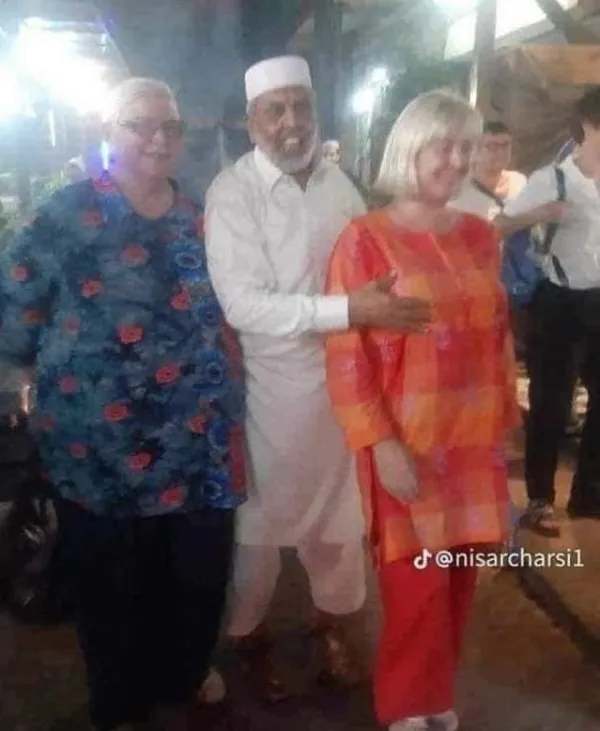 Nisar Charsi Tikka Owner Kisses a Tourist