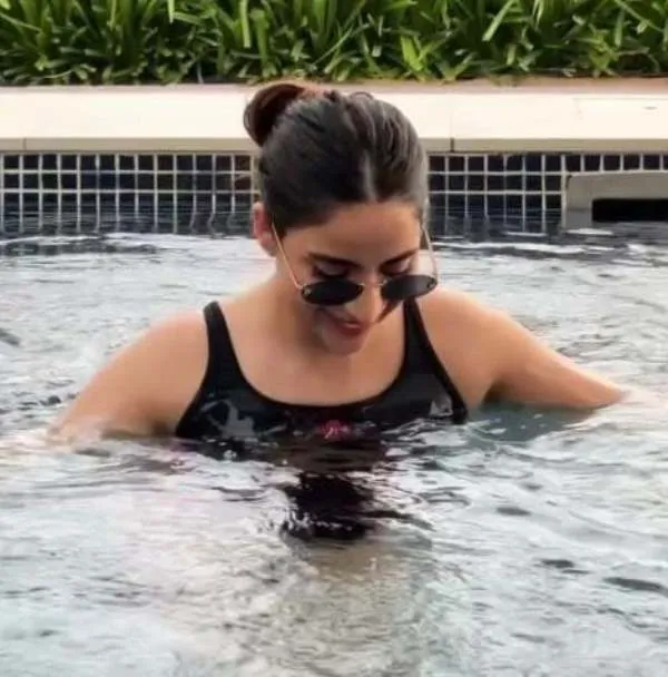 While swimming, the actress wears a short dress